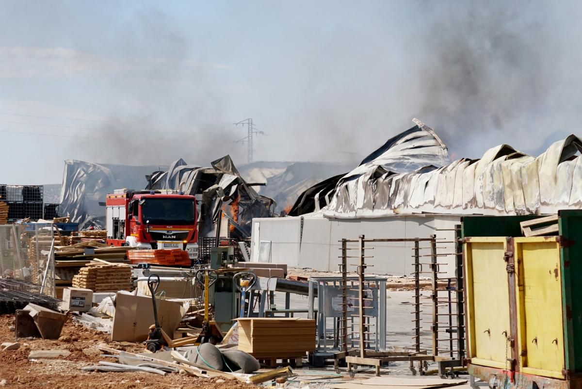 Un incendio arrasa una fábrica de muebles de baño en Villa del Río