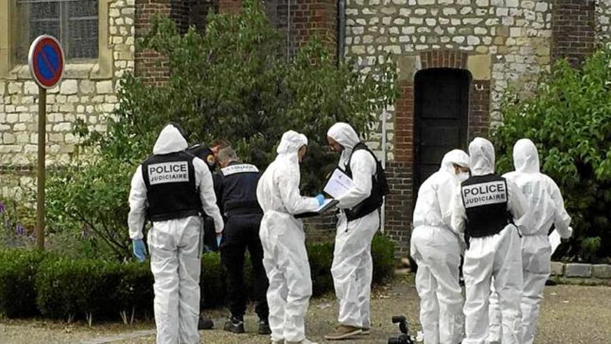 Diversos agents inspeccionen l&#039;entrada de l&#039;església on van passar els fets