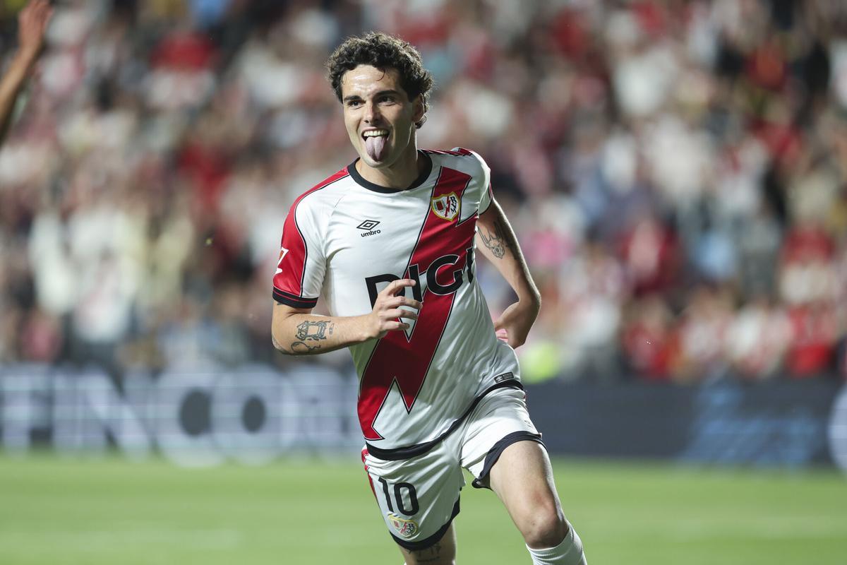 Sergio Camello celebra el gol del Rayo.