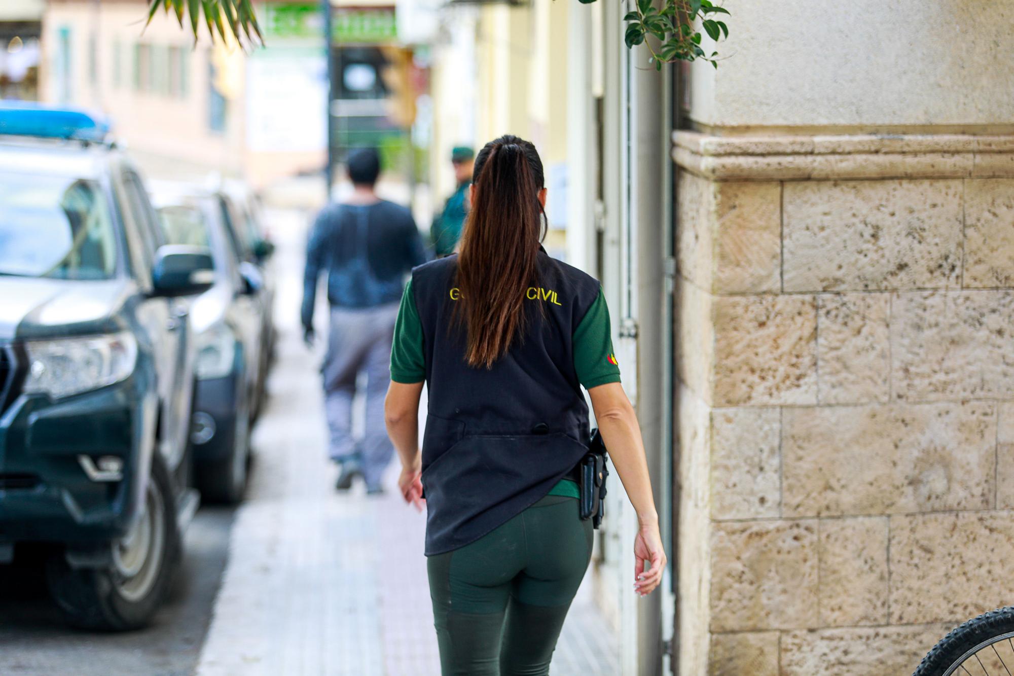 Las imágenes del registro de la Guardia Civil de Ibiza en la calle Arxiduc Lluis Salvador