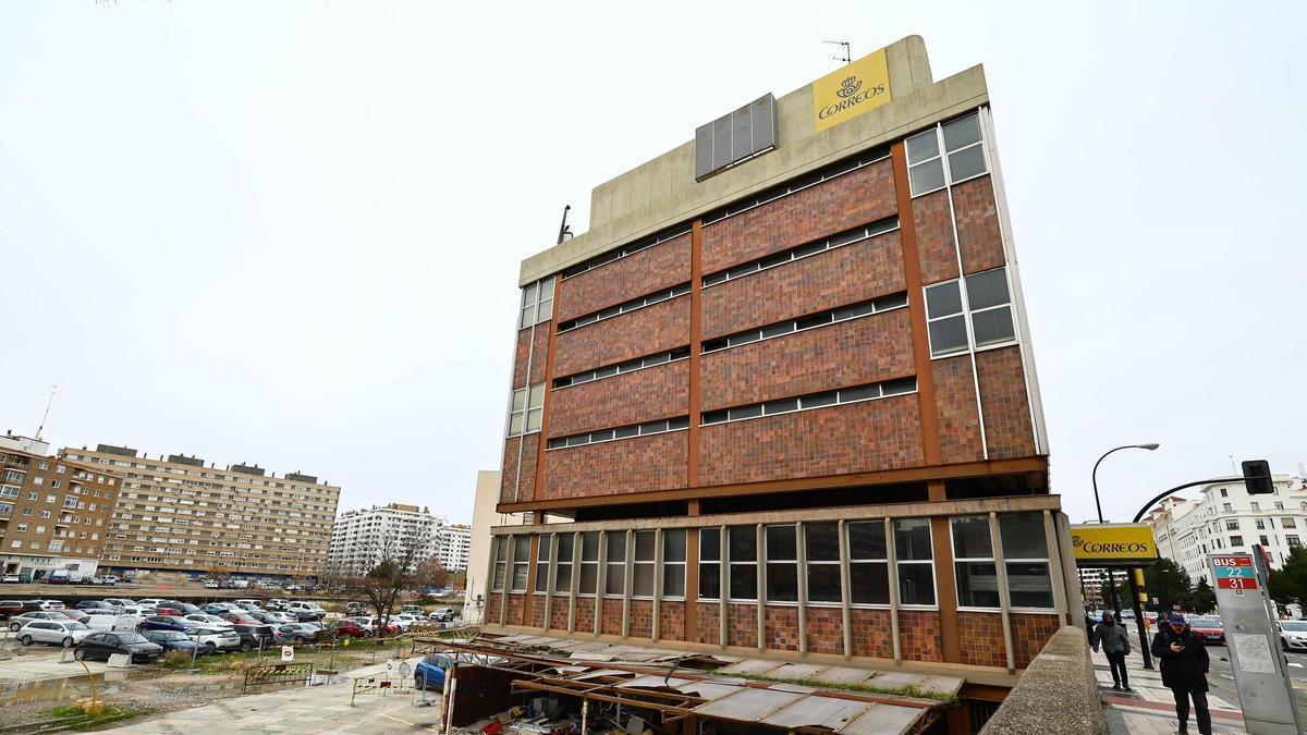 Convocan un 'abrazo' al edificio de Correos para salvarlo de la demolición.