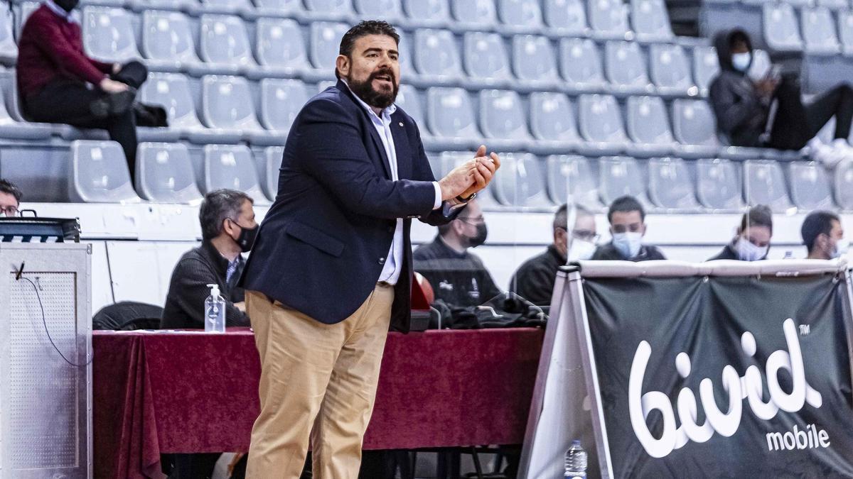 Pau Tomàs da instrucciones durante el encuentro en Lleida.