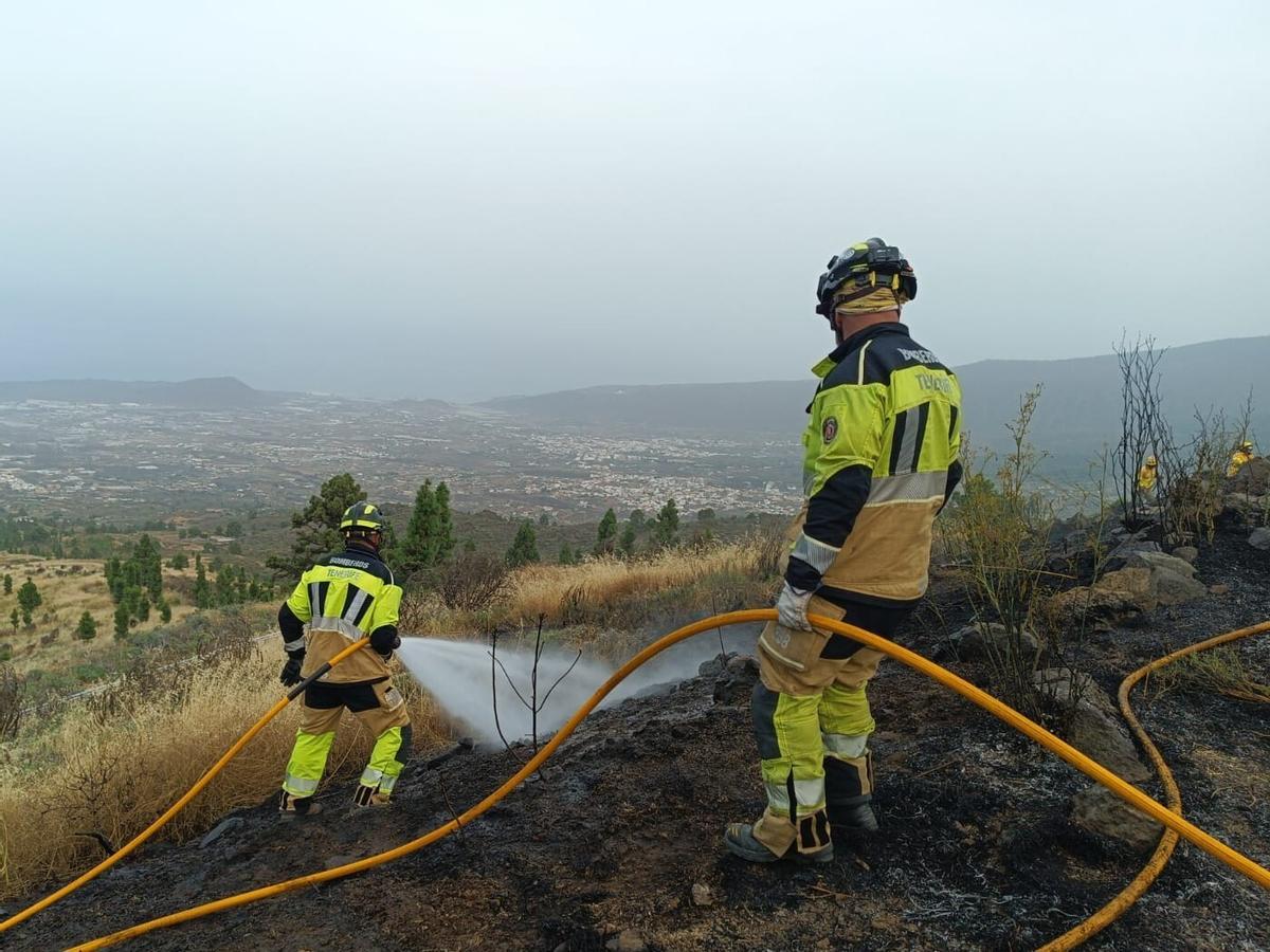 Efectivos sofocando el fuego en la subida de Los Loros.