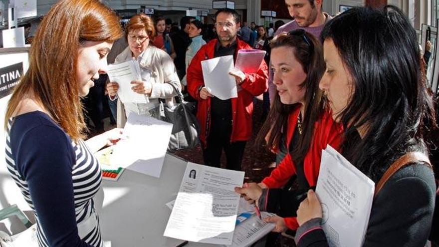 Asistentes a la feria de trabajo de Vigo, el año pasado. // M.G.Brea