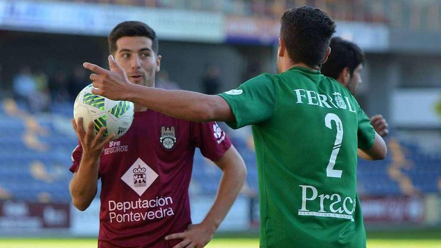 José Cruz protesta el penalti de la primera vuelta ante la mirada de Bonilla, que posteriormente anotó desde los once metros. // Gustavo Santos