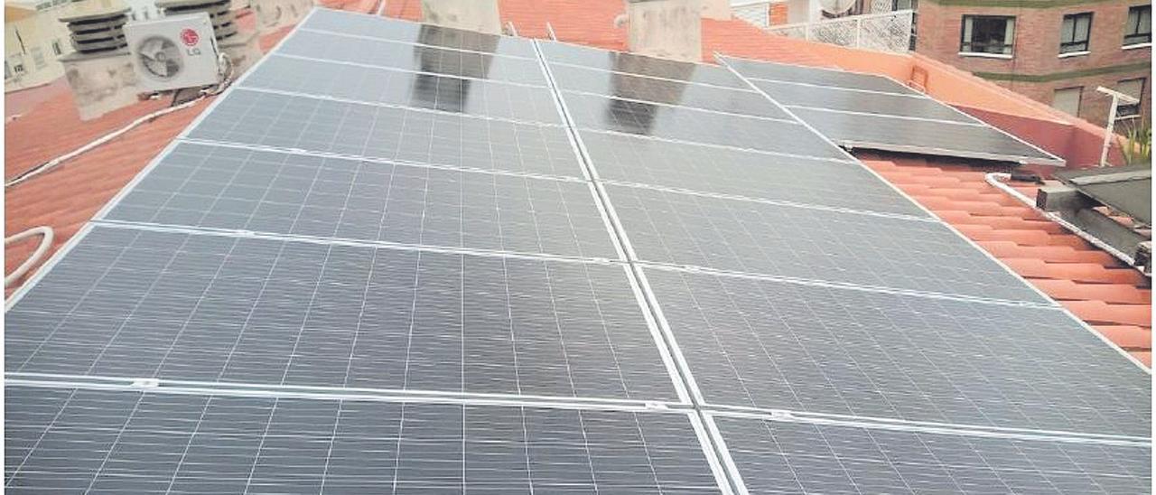 Placas fotovoltaicas instaladas en el tejado de la finca de Castelló.