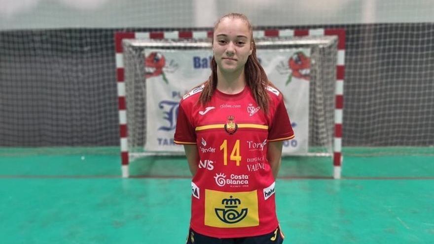 Marta García, con la selección nacional promesas de balonmano.