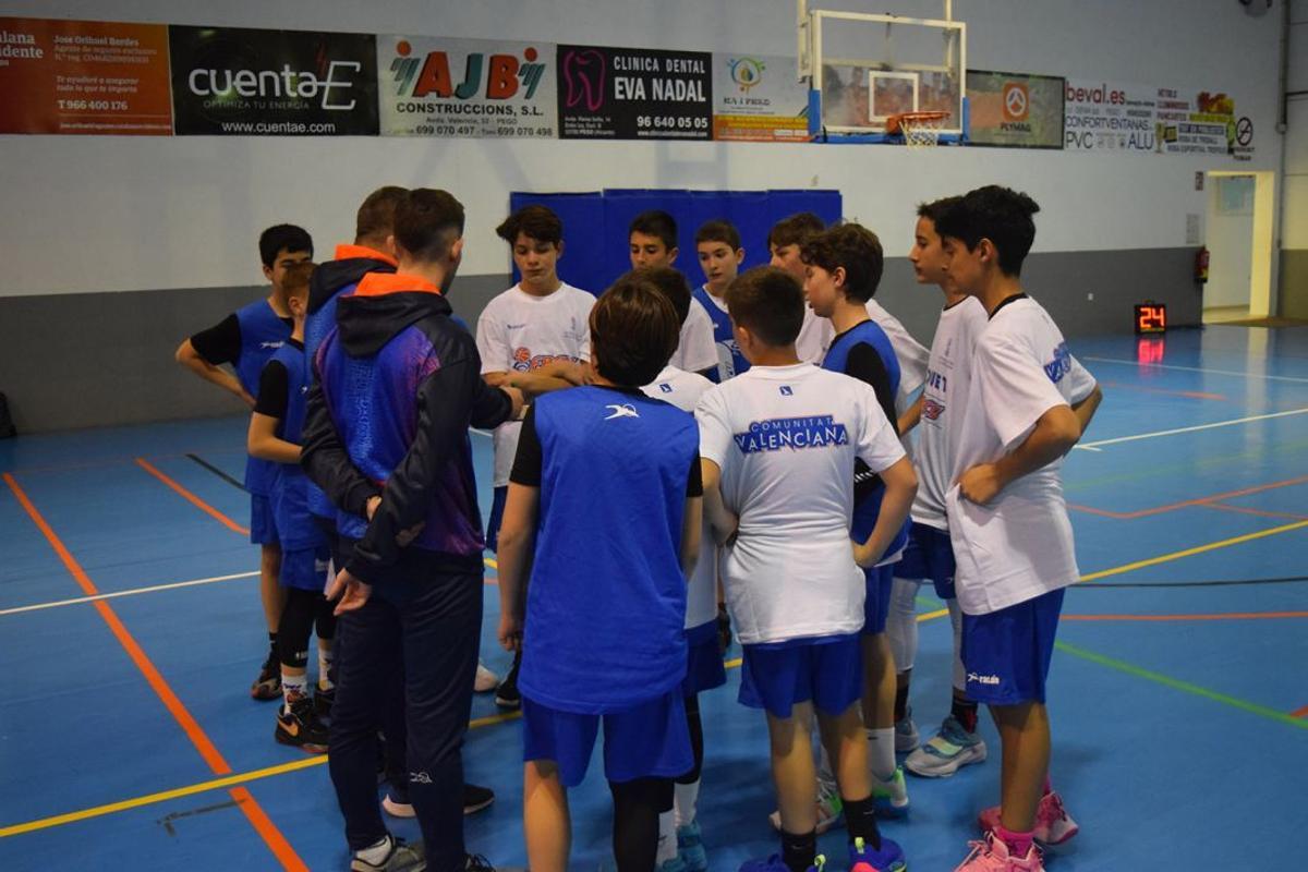 Preselección Alevín de la Comunitat Valenciana: los jugadores del equipo masculino atiende a sus entrenadores.