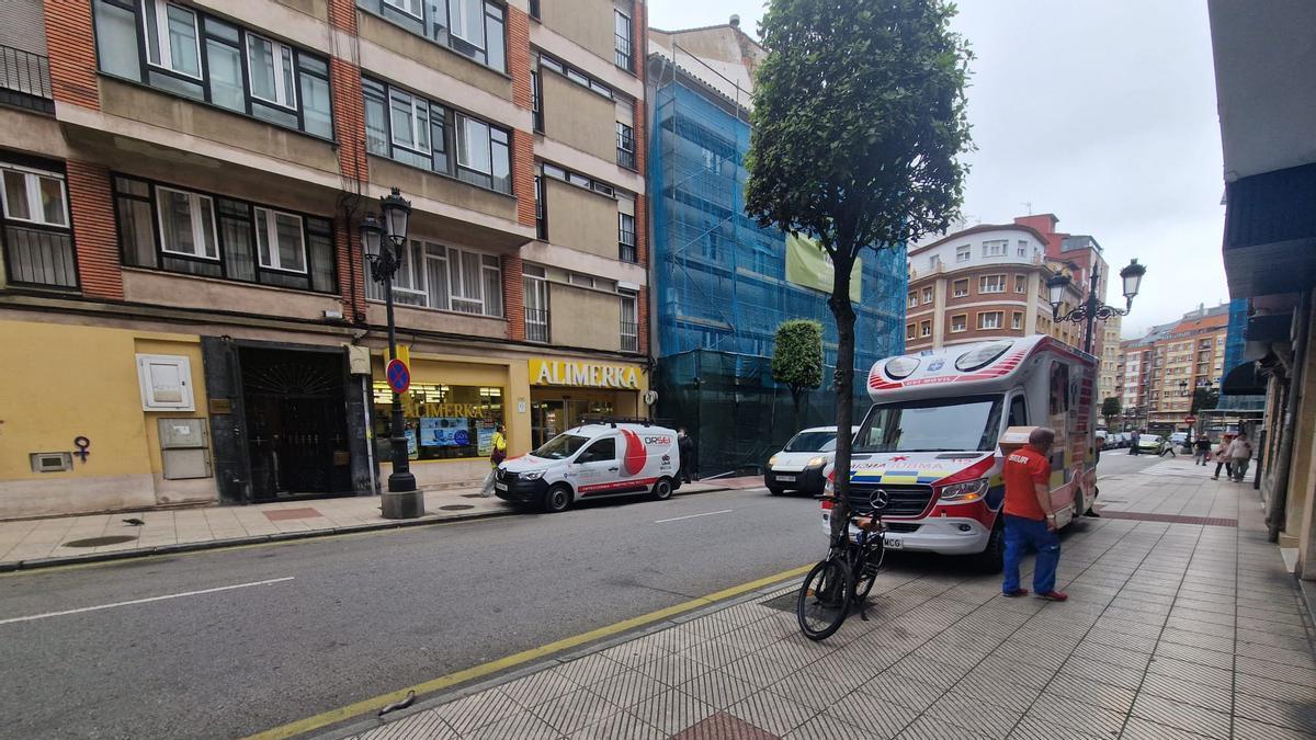 Una ambulancia junto al despacho de la avenida de Colón, en Oviedo, después de que se produjese la agresión..
