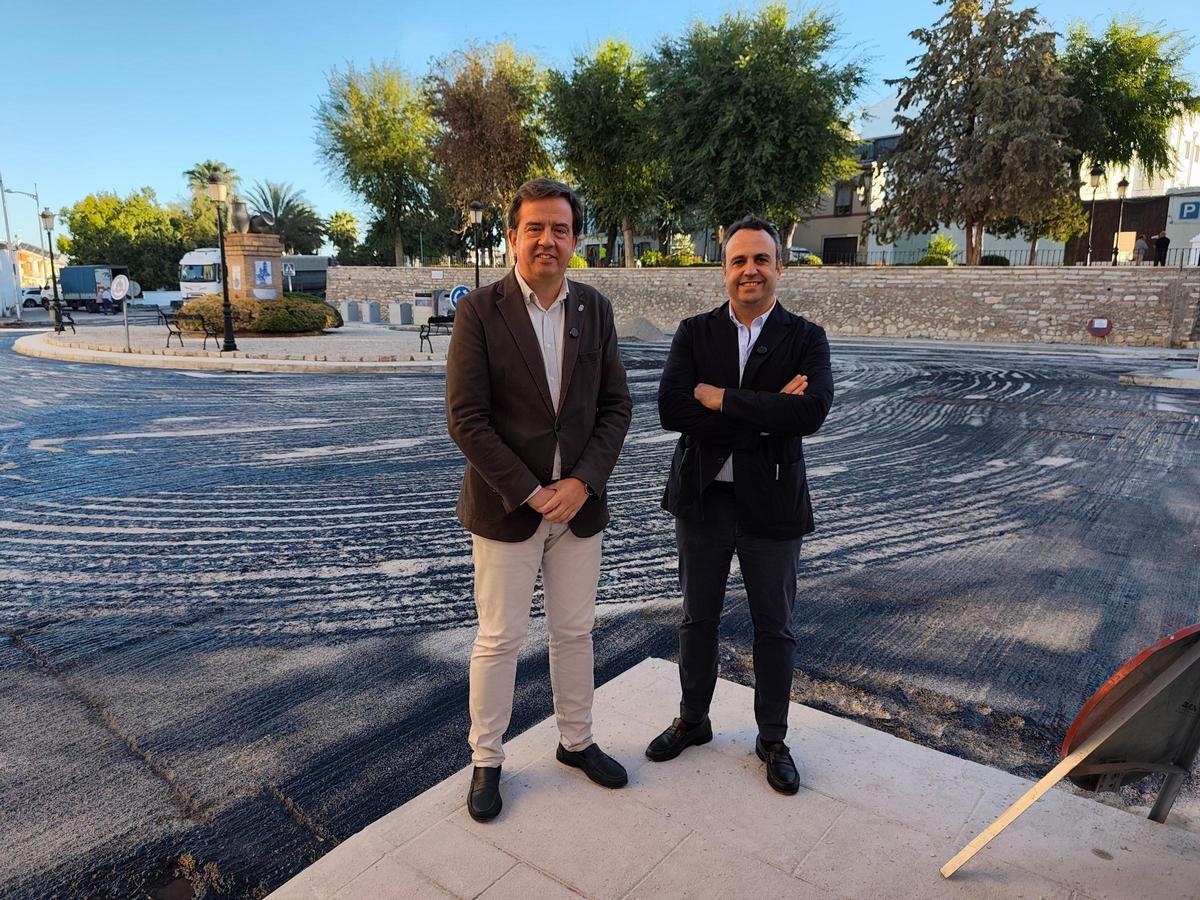 El alcalde y el concejal de Urbanismo de Lucena, en una de las calles afectadas por el Plan de Asfalto.