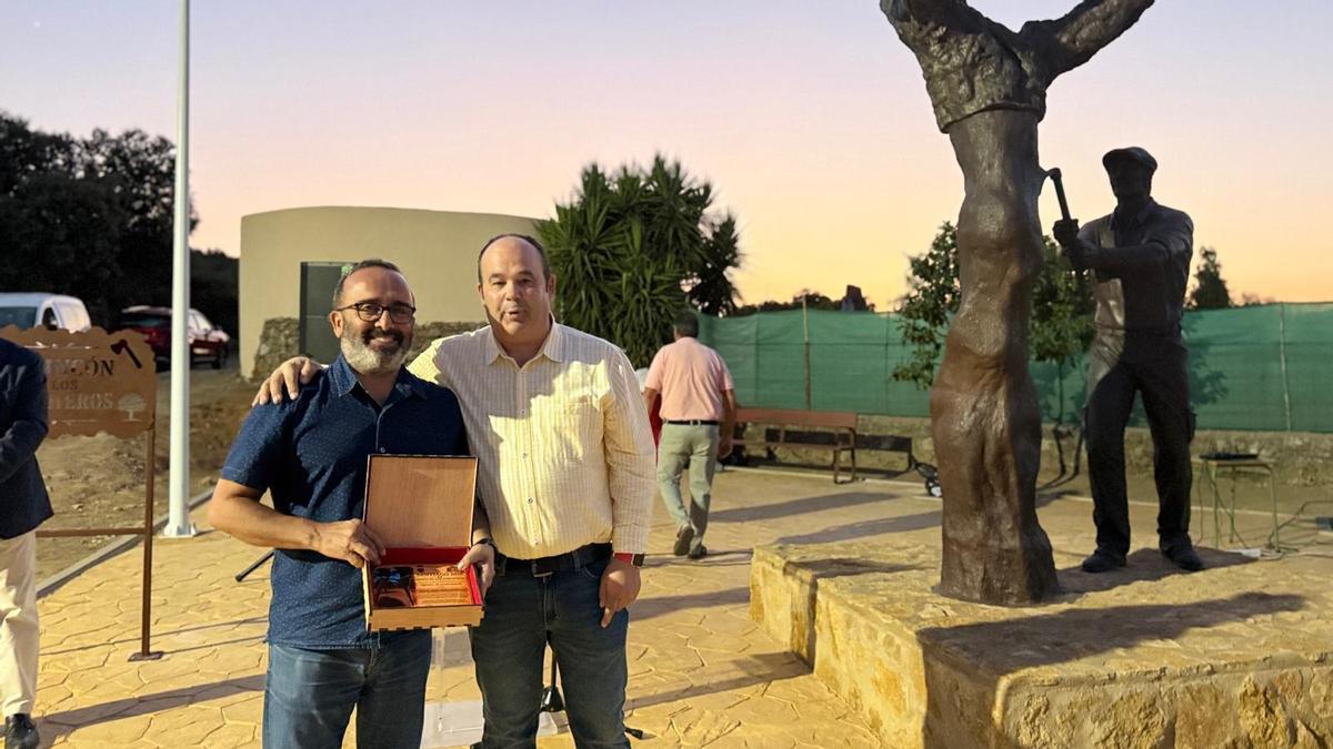 Alcuéscar inaugura el Rincón del Corchero para honrar su legado artesanal y sus generaciones