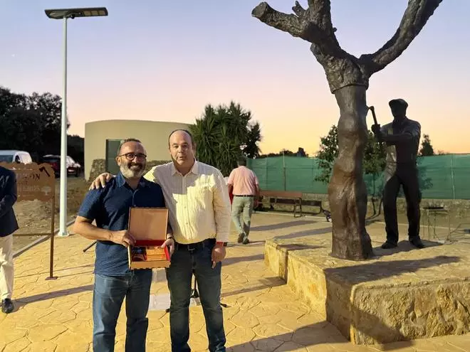 Alcuéscar inaugura el Rincón del Corchero para honrar su legado artesanal y sus generaciones