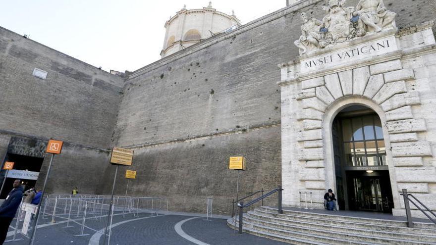 La entrada a los Museos Vaticanos, cerrada y vacía.