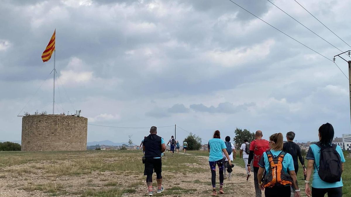 Participants a la darrera edició de la Marxa del Pelegrí, a la torre de Santa Caterina