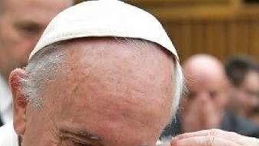 El Papa abraza a un fiel.