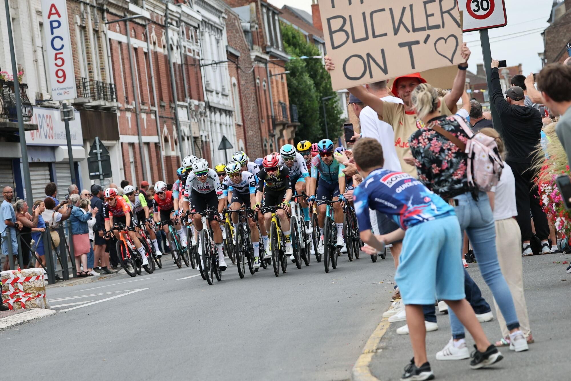 Lille (France), 05/07/2025.- People cheer as the pack rides past during the 1st stage of the Tour de France cycling race over 184.9km in Lille Metropole, France, 05 July 2025. (Ciclismo, Francia) EFE/EPA/CHRISTOPHE PETIT TESSON