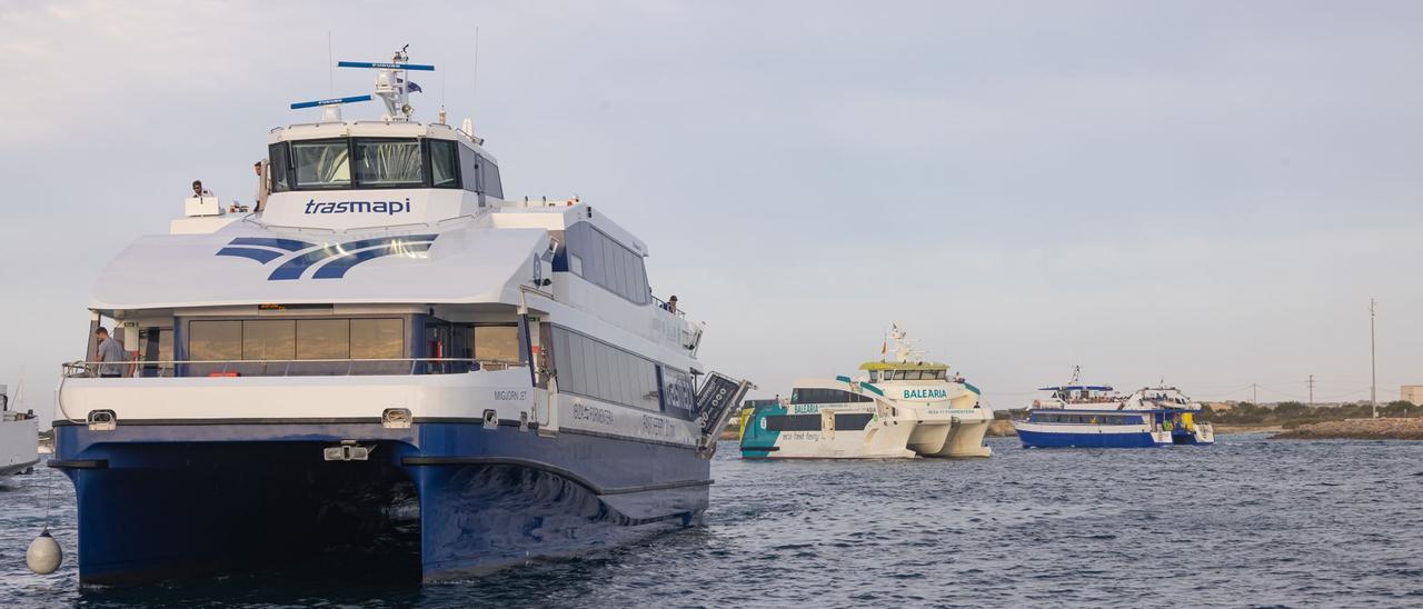 Barcos de linea regular entran en el puerto de la Savina el pasado verano