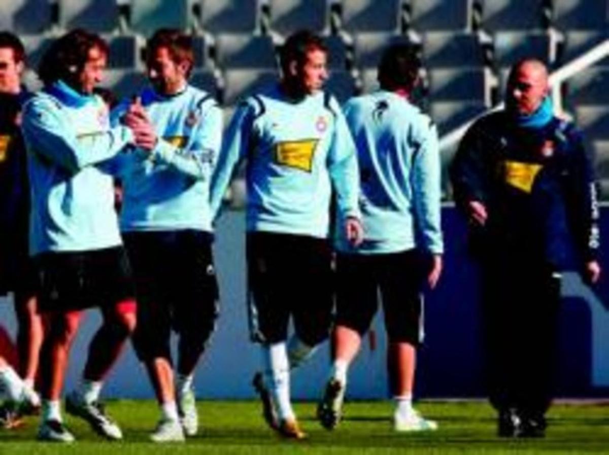 Rufete, Tamudo, Luis García i De la Peña, a l’entrenament d’ahir de l’Espanyol a Montjuïc. Rufete, Tamudo, Luis García i De la Peña, a l’entrenament d’ahir de l’Espanyol a Montjuïc.