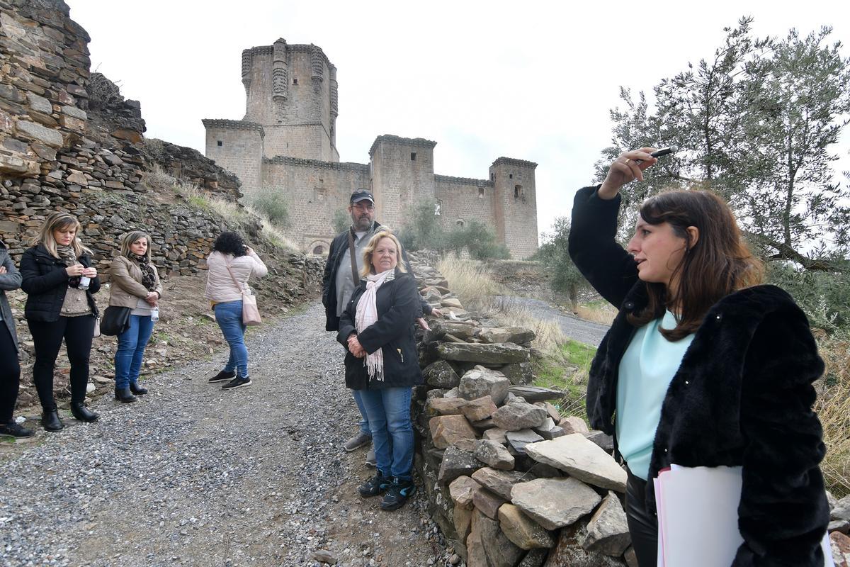 Visitantes en el castillo de los Sotomayor de Belalcázar.