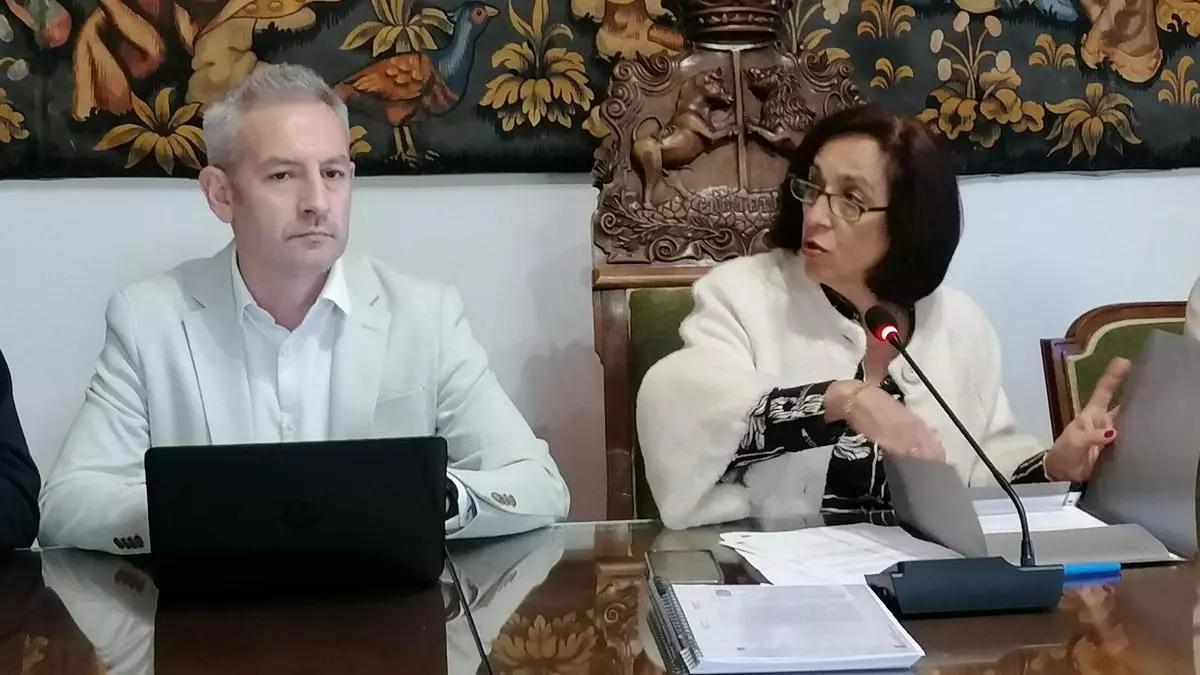 La alcaldesa saliente y el entrante tras el pleno.