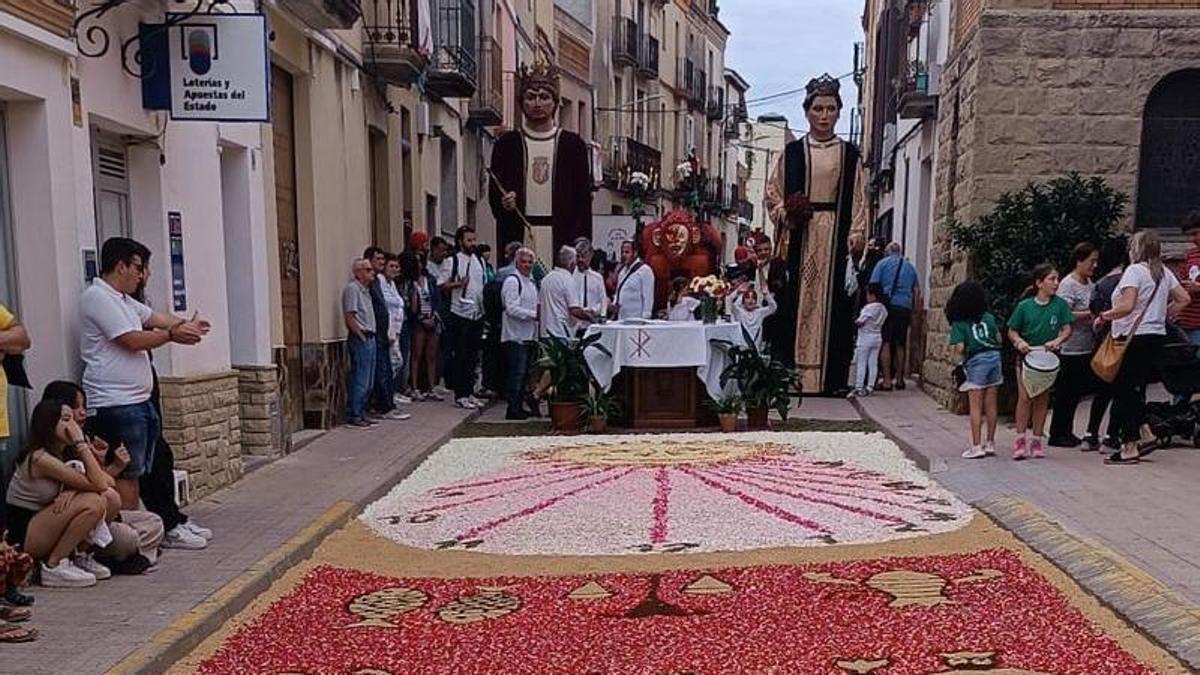 Hostalets de Pierola confecciona tres catifes de flor per celebrar el Corpus