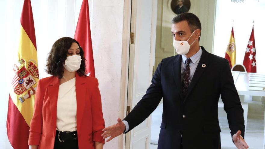 El jefe del Ejecutivo, Pedro Sánchez, junto a la presidenta de la Comunidad de Madrid, Isabel Díaz Ayuso