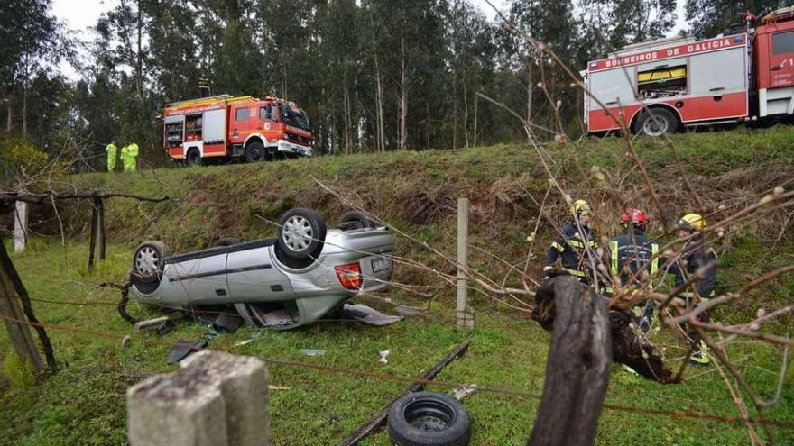 El coche quedó volcado tras caer por un desnivel de unos tres metros. // Gustavo Santos