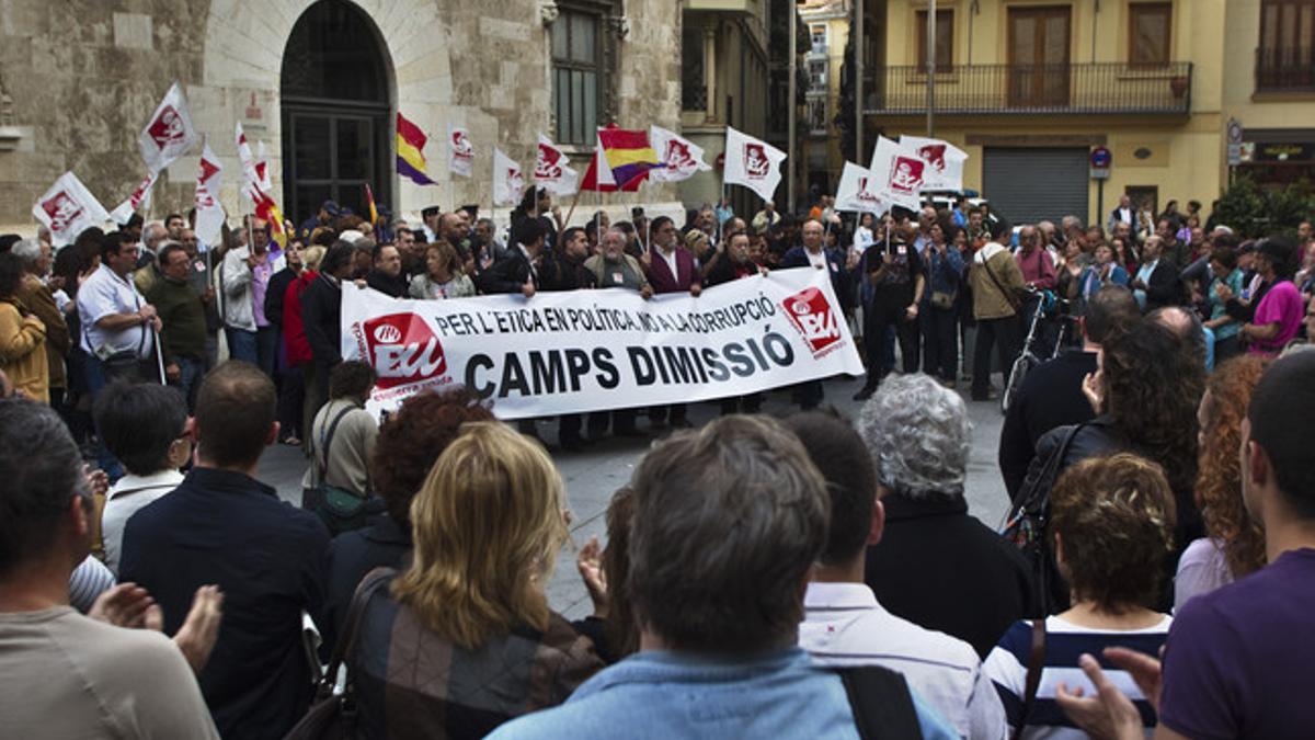Concentración contra Camps convocada por Esquerra Unida ayer ante el Palacio de la Generalitat valenciana.