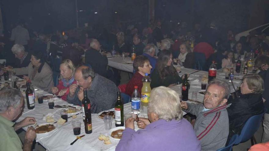 Participantes en la cena, a base de jabalí con patatas y churrasco, organizada en Santa Cruz de Abranes.