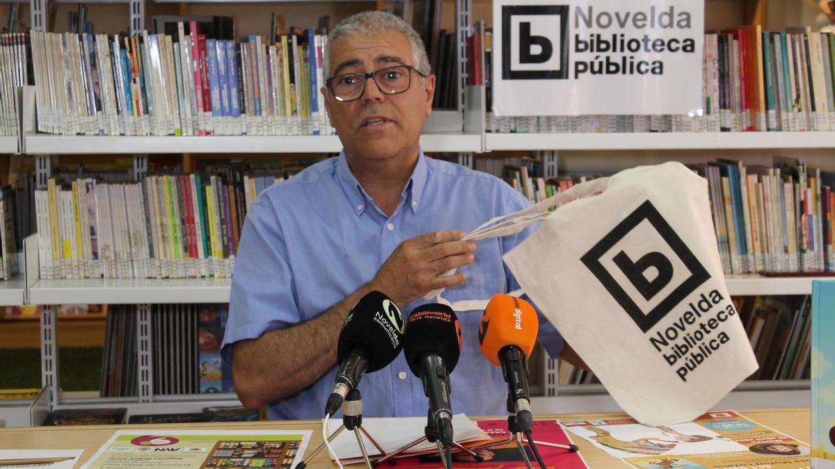 El concejal de Bibliotecas, Santi Sánchez, en la presentación de la nueva edición &quot;Biblioteca Solidaria&quot; de Novelda.