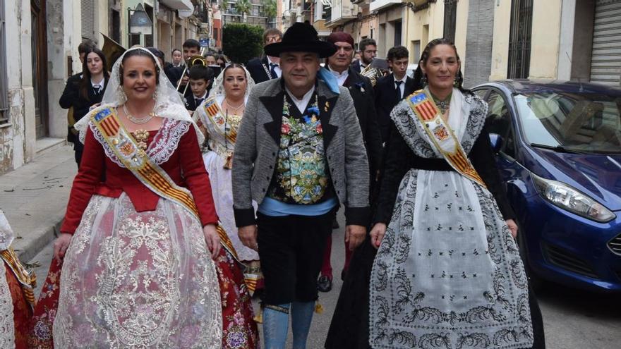 Bernardo Cortés y Paqui Vallés, a la derecha, en un desfile durante las pasadas fiestas.