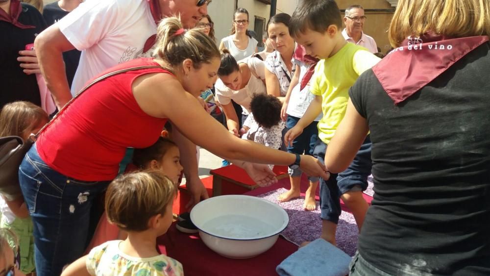 Pequeñas pisadas de la uva en Bullas