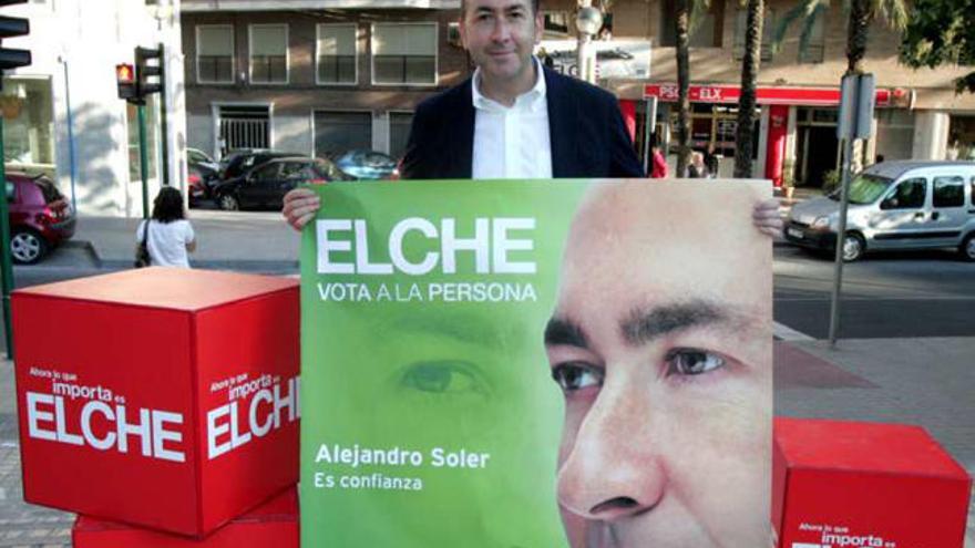 El socialista Alejandro Soler, con su cartel electoral.