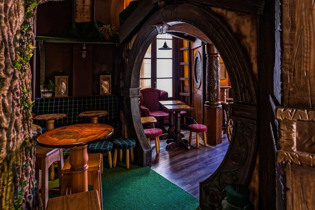 Así es el bar de Málaga favorito de los amantes del 'Señor de los Anillos': con hobbits, árboles enormes y su propia 'Comarca'