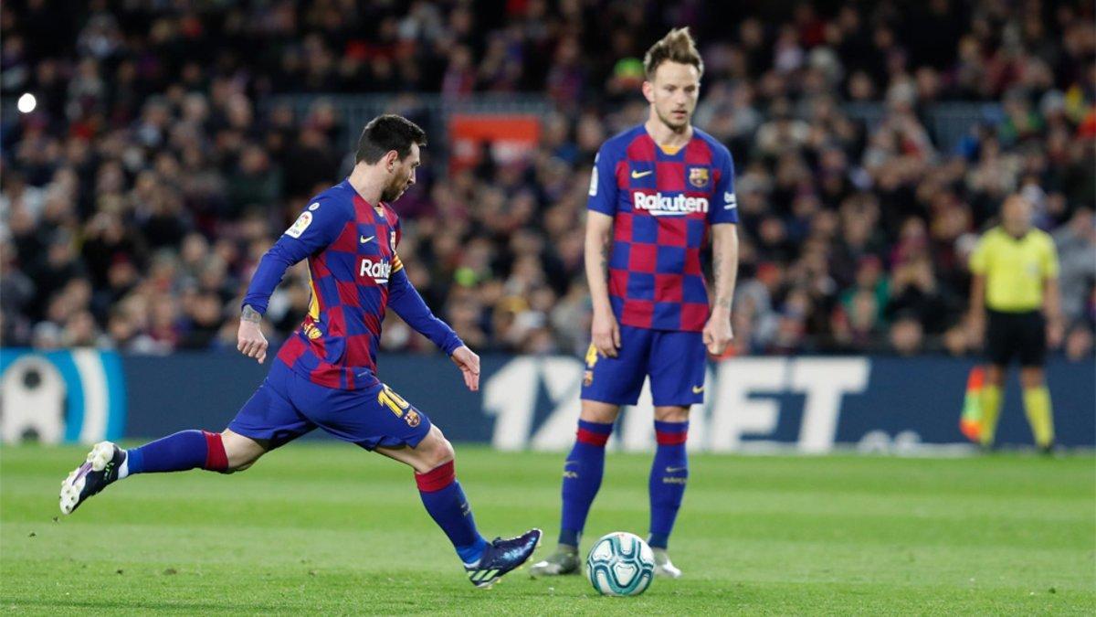 Ivan Rakitic (derecha) junto a Leo Messi durante el Barça-Granada de la Liga 2019/20