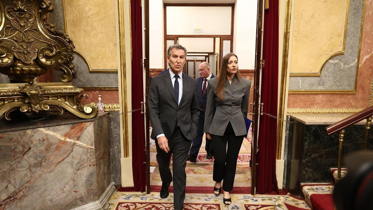 El presidente del PP, Alberto Núñez Feijóo, y la portavoz del PP en el Congreso, Ester Muñoz, a su llegada a una sesión plenaria en el Congreso de los Diputados, a 27 de mayo de 2026, en Madrid (España).