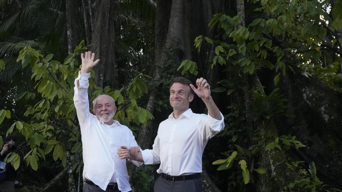 El presidente de Brasil, Luiz Inácio Lula da Silva, le da la mano al presidente de Francia, Emmanuel Macron