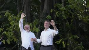 El presidente de Brasil, Luiz Inácio Lula da Silva, le da la mano al presidente de Francia, Emmanuel Macron