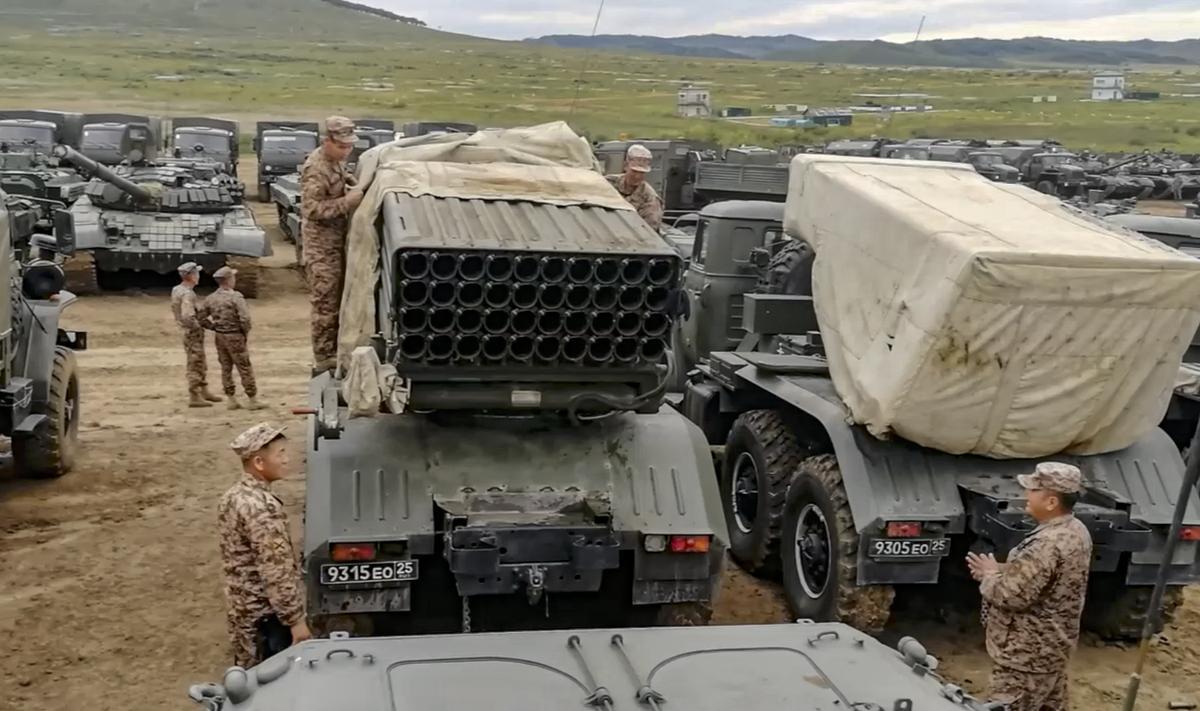 Sergeyevsky (Rusia), 29/08/2022.- Vehículos lanzamisiles preparándose para participar en las maniobras militares Vostok 2022