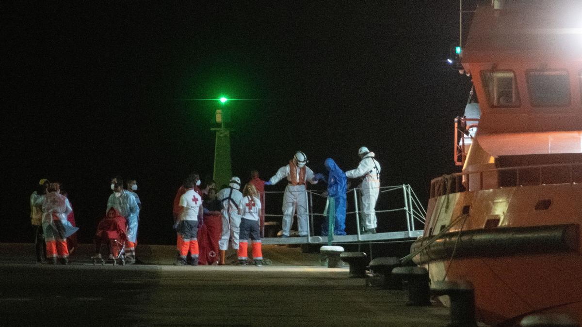 Patera rescatada en alta mar con 60 personas a bordo