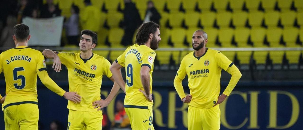 Los jugadores del Villarreal se lamentan tras la derrota de la Real Sociedad.