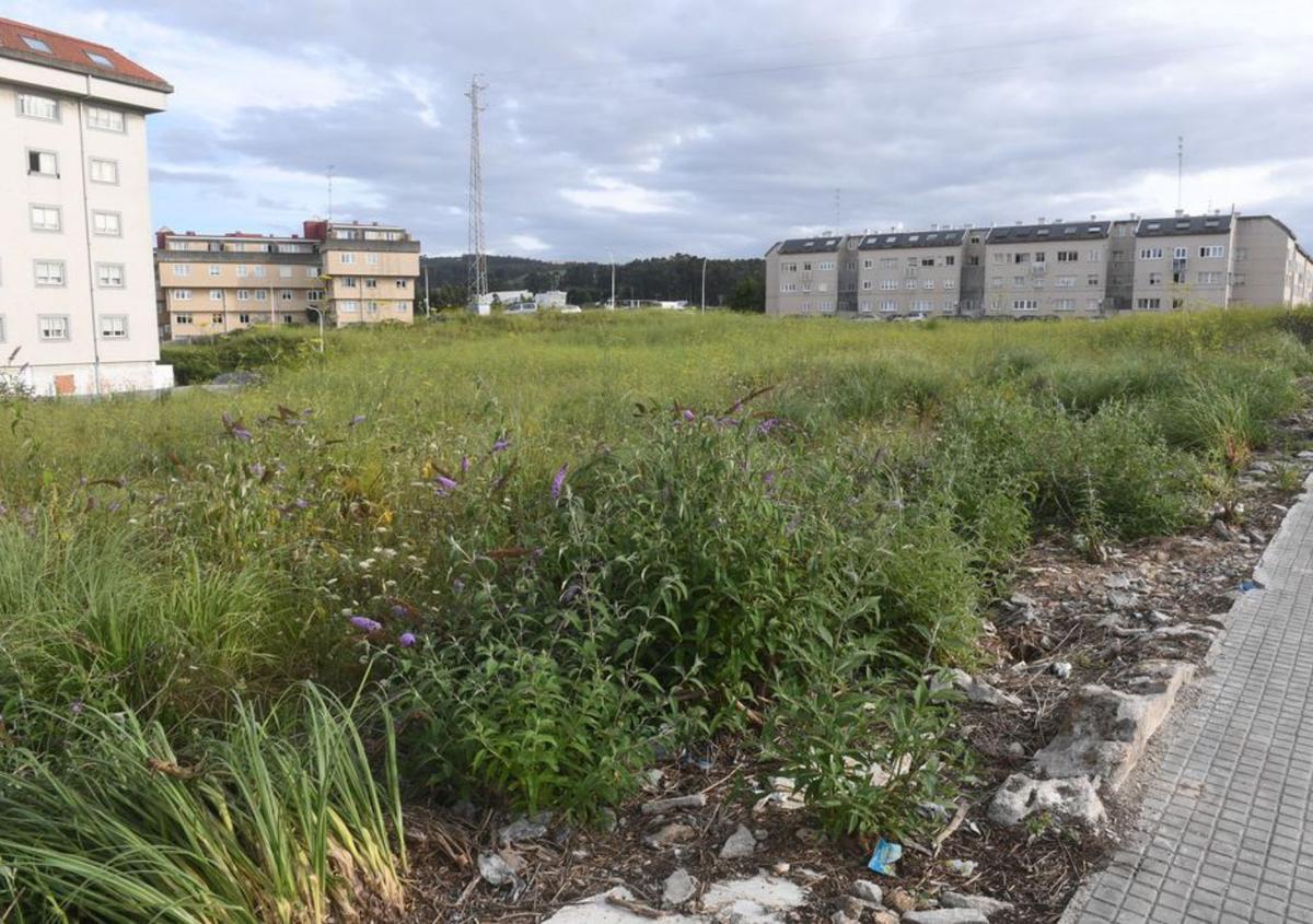 Los dos edificios gemelos de la avenida de Fisterra, en primer término el que es propiedad de la Sareb   | // VÍCTOR ECHAVE