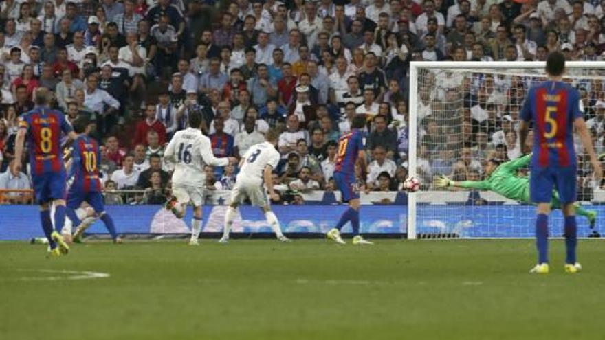 Leo Messi en el moment de marcar el definitiu 2-3 diumenge a Madrid.