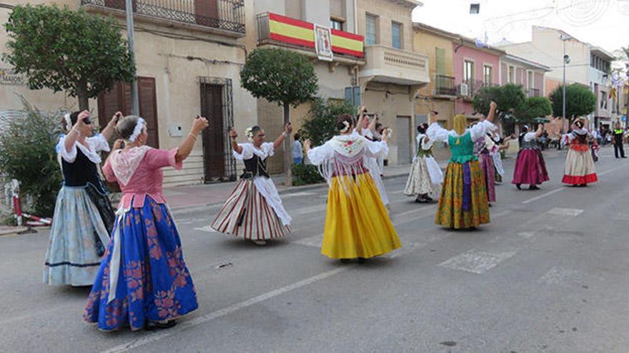 Romaneros y romaneras salen por las calles de la localidad demostrando la diversión y el trabajo en equipo.