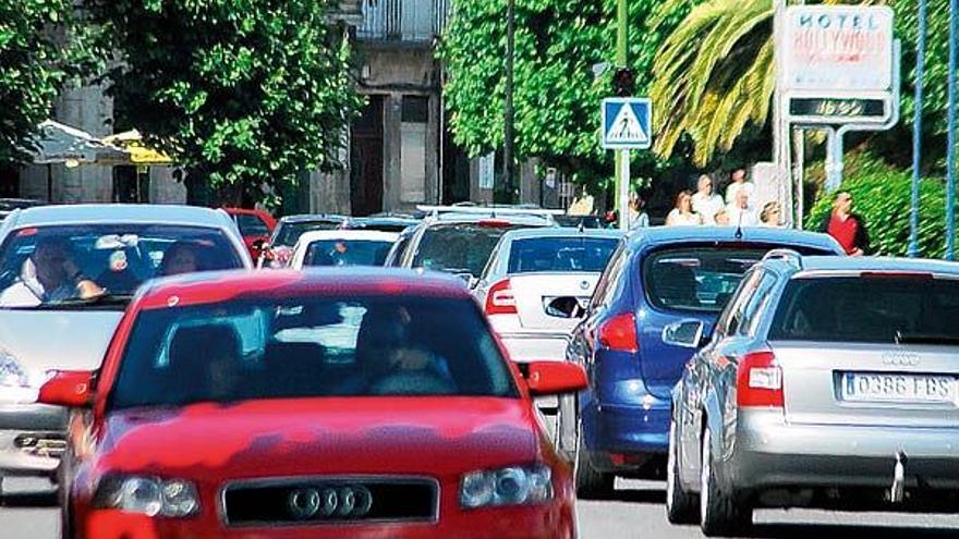 Miles de vehículos circulan a diario por las principales carreteras de O Morrazo.