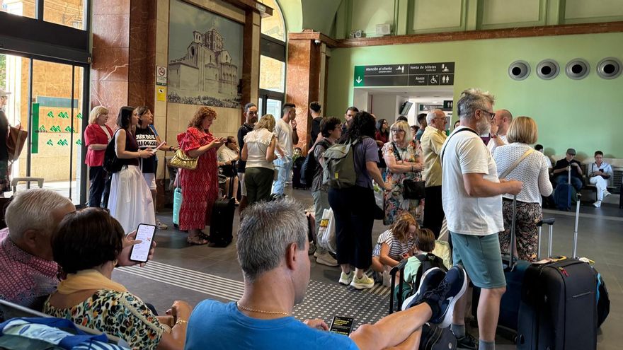 Retrasos de hasta hora y media colapsan la estación de Zamora en el inicio de las vacaciones