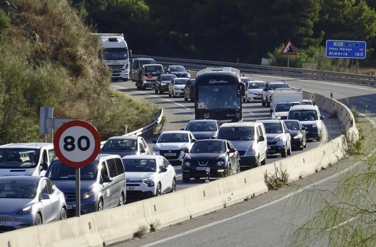 Aspecto que presentan casi a diario, durante las mañanas, los accesos a Málaga desde Rincón de la Victoria