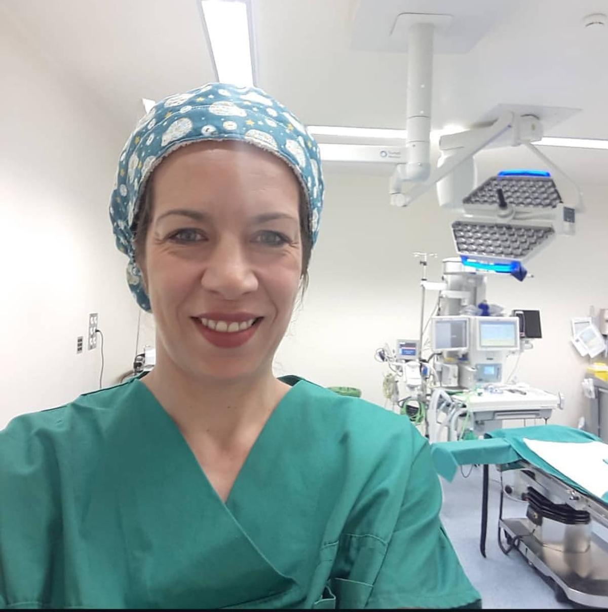 Begoña Fernández en su trabajo actual en el hospital