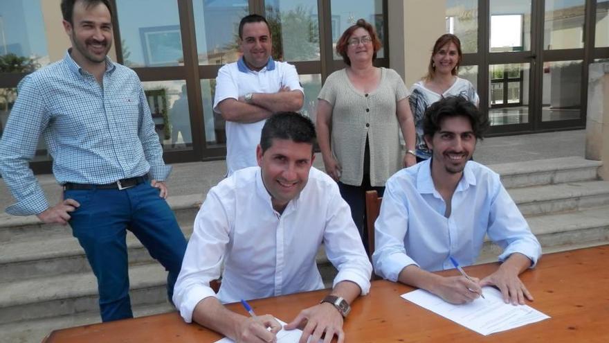 En primer término, Tolo Salvà (izda.) y Bernat Roig (dcha.) firman el acuerdo de gobierno, en 2015.