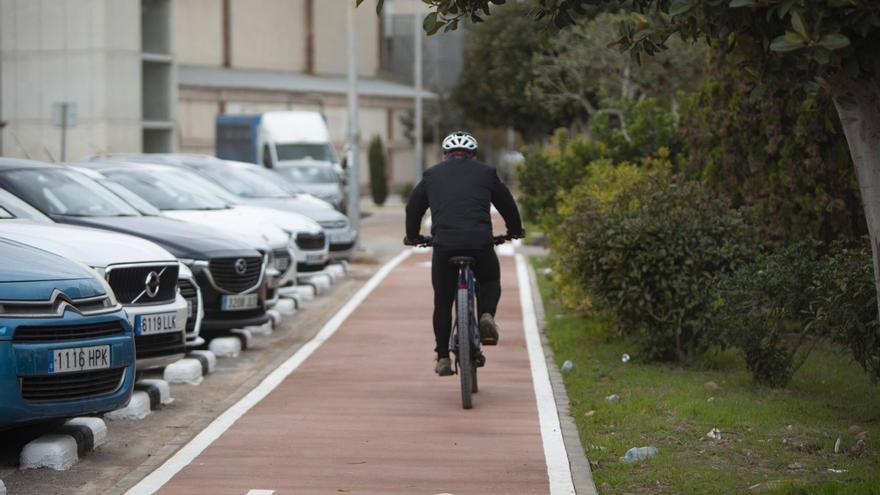 El BOE lo hace oficial: adiós a los ciclistas de los arcenes de las carreteras tras la nueva ordenanza vial